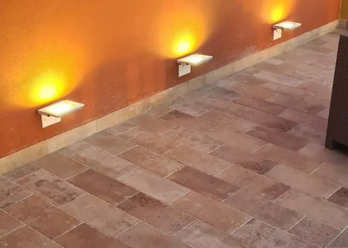 לינה וארוחת בוקר Around The World