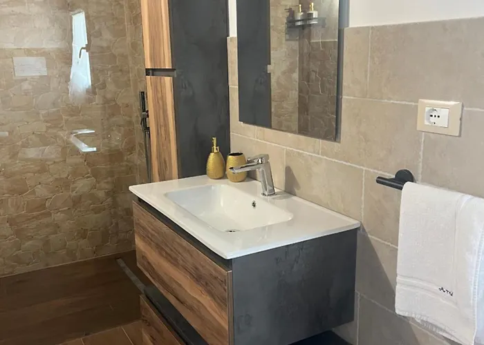 לינה וארוחת בוקר Around The World