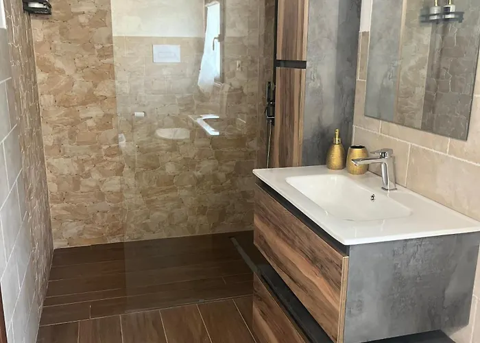 Around The World לינה וארוחת בוקר