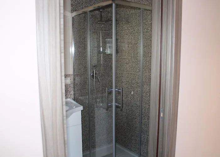 Around The World לינה וארוחת בוקר