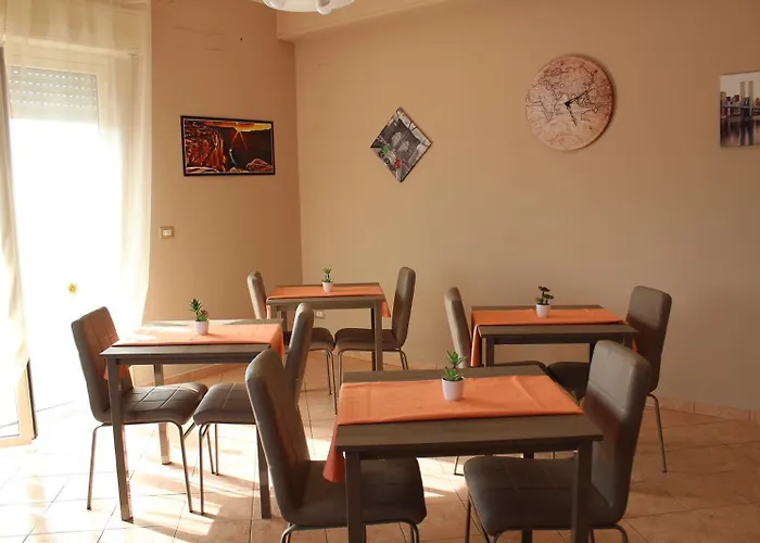 לינה וארוחת בוקר Around The World 4*