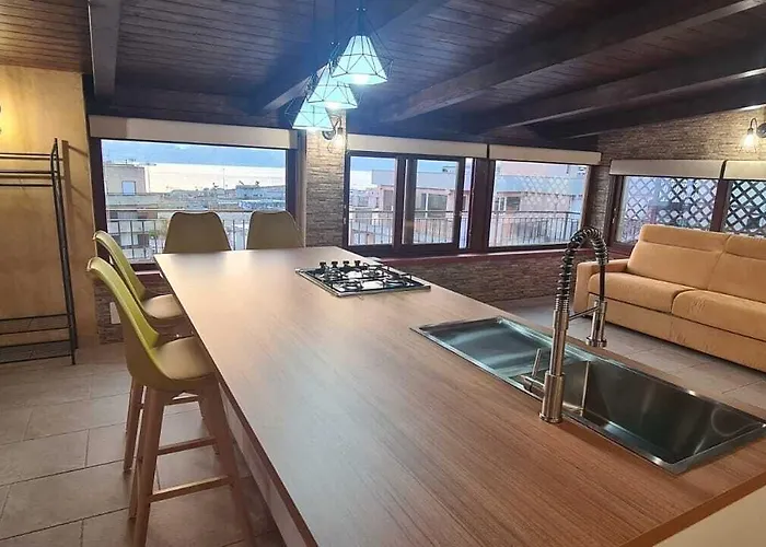 Around The World לינה וארוחת בוקר