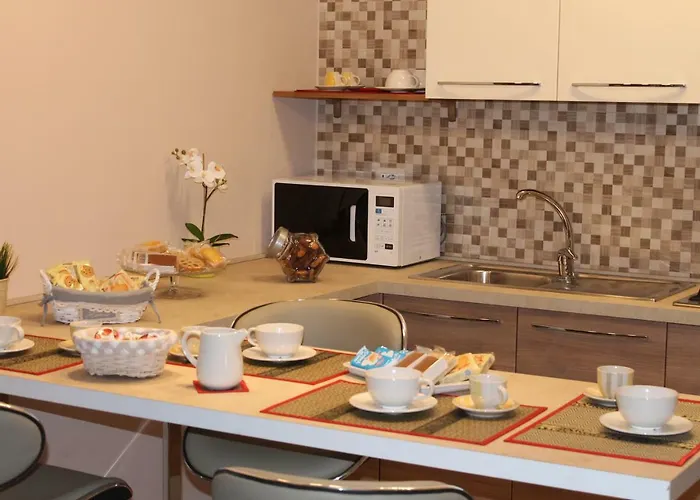 לינה וארוחת בוקר Around The World