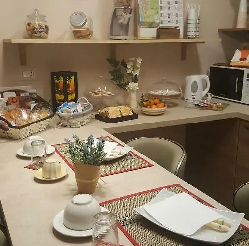 Around The World לינה וארוחת בוקר