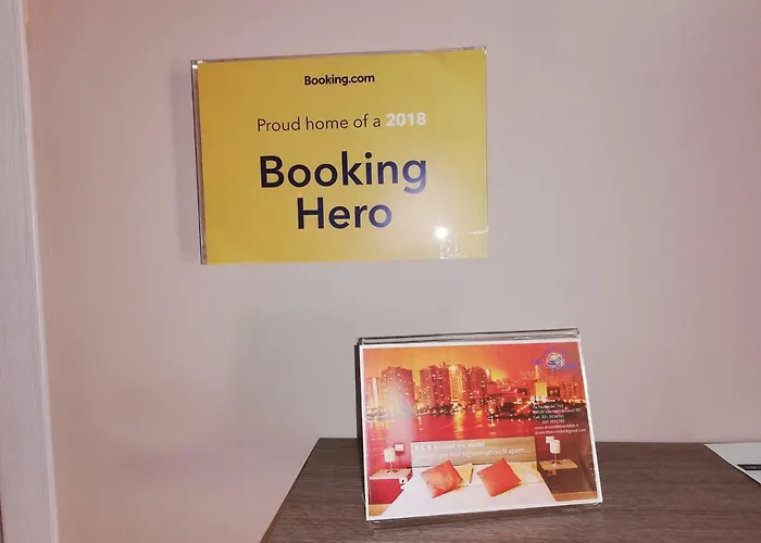 Around The World לינה וארוחת בוקר